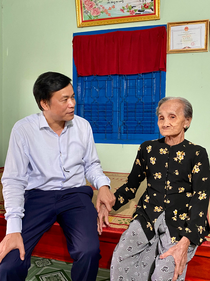 Tổng Thư ký Quốc hội, Chủ nhiệm Văn phòng Quốc hội Nguyễn Hạnh Phúc với Mẹ Việt Nam Anh hùng Võ Thị Xê Tổng Thư ký Quốc hội, Chủ nhiệm Văn phòng Quốc hội Nguyễn Hạnh Phúc với Mẹ Việt Nam Anh hùng Võ Thị Xê