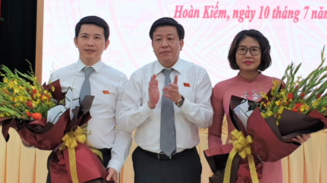 Bí thư Quận ủy, Chủ tịch HĐND Quận Hoàn Kiếm tặng hoa chúc mừng ông Phạm Tuấn Long, bà Phạm Thị Thu Thuỷ Bí thư Quận ủy, Chủ tịch HĐND Quận Hoàn Kiếm tặng hoa chúc mừng ông Phạm Tuấn Long, bà Phạm Thị Thu Thuỷ