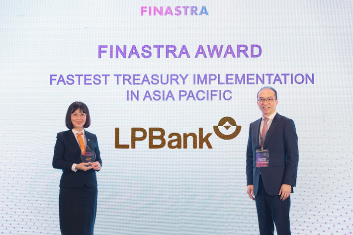 Bà Nguyễn Ánh Vân, Phó Tổng Giám đốc LPBank nhận giải Ngân hàng “Triển khai hệ thống Kondor Treasury nhanh nhất Châu Á - Thái Bình Dương”. Ảnh: LPBank LPBank được vinh danh Ngân hàng “Triển khai hệ thống Kondor Treasury nhanh nhất Châu Á - Thái Bình Dương” -0