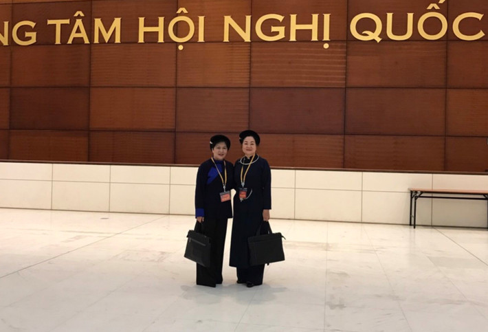 Chị Hoàng Thị Bình, dân tộc Nùng (bên phải) tại đại hội Chị Hoàng Thị Bình, dân tộc Nùng (bên phải) tại đại hội