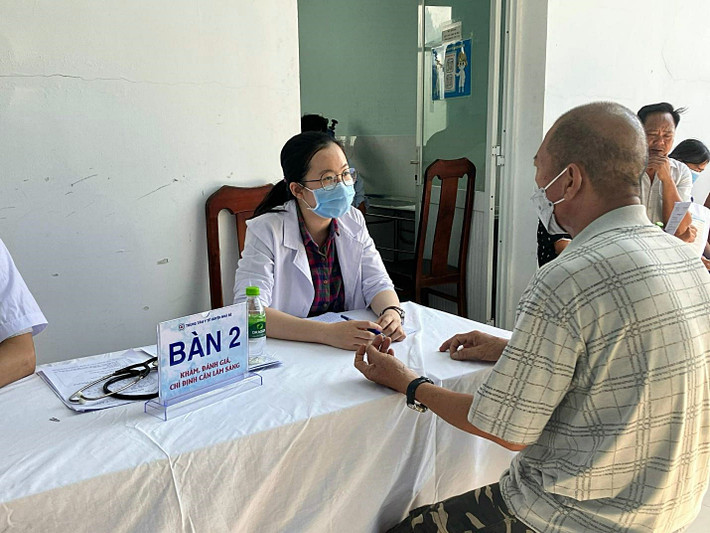 Một cụ ông ở huyện Nhà Bè được cán bộ y tế thăm khám tầm soát Thành phố Hồ Chí Minh: 140 nghìn người cao tuổi được khám tầm soát -0