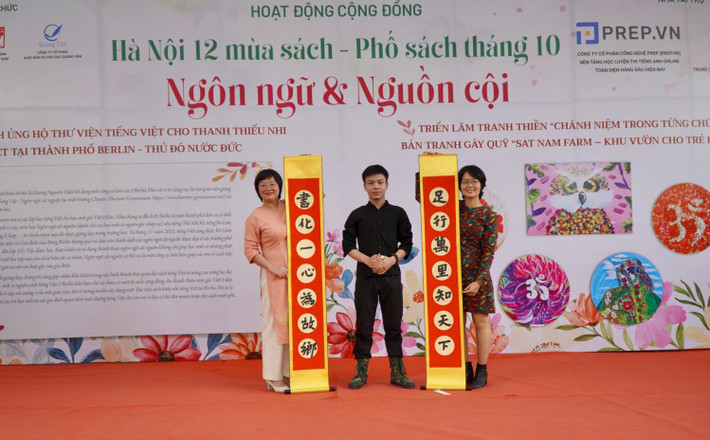 Câu đối gửi tặng Thư viện tiếng Việt dành cho thanh thiếu niên gốc Việt tại Berlin Nguồn: Nhà xuất bản Phụ nữ Việt Nam Câu đối gửi tặng Thư viện tiếng Việt dành cho thanh thiếu niên gốc Việt tại Berlin - Nguồn: Nhà xuất bản Phụ nữ Việt Nam