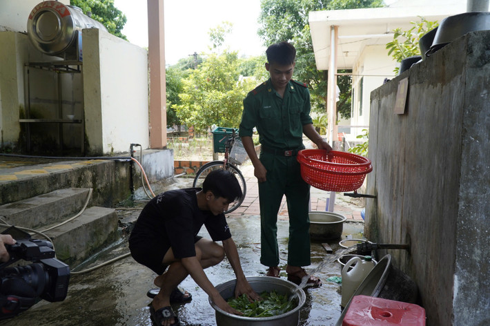Anh Vũ sinh hoạt như những người lính tại Đồn “Con nuôi Biên phòng” đỗ Học viện Biên phòng -0