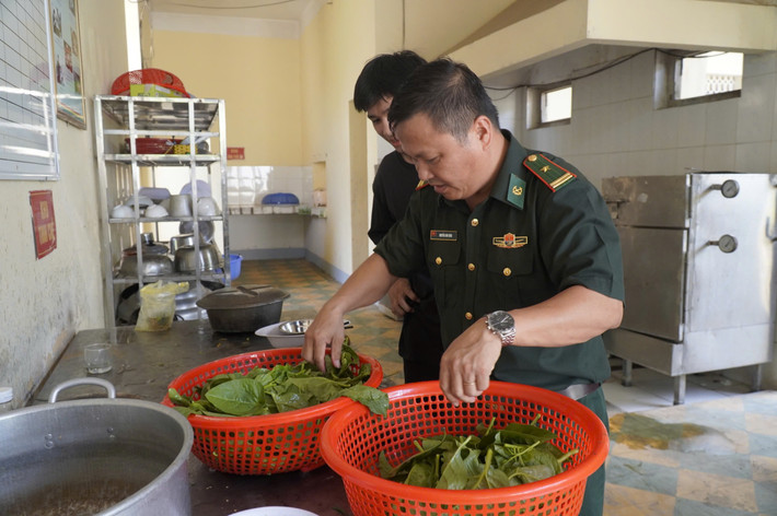Nghị lực vượt khó của cậu học trò là “con nuôi Đồn Biên phòng” đỗ Học viện Biên phòng ảnh 4 “Con nuôi Biên phòng” đỗ Học viện Biên phòng -1