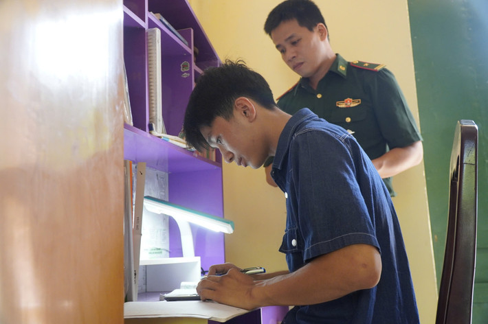 Nghị lực vượt khó của cậu học trò là “con nuôi Đồn Biên phòng” đỗ Học viện Biên phòng ảnh 7 “Con nuôi Biên phòng” đỗ Học viện Biên phòng -0