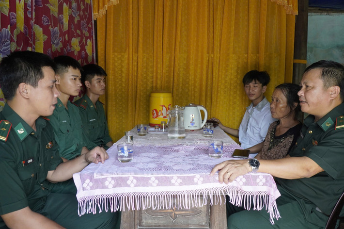 Đồn Biên phòng đến nhà động viên Anh Vũ và gia đình “Con nuôi Biên phòng” đỗ Học viện Biên phòng -0