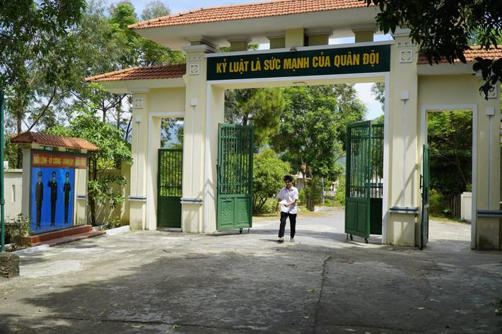 Nguyễn Anh Vũ mang giấy trúng tuyển Học viện Biên phòng thông báo đến những "người cha" ở Đồn Biên phòng “Con nuôi Biên phòng” đỗ Học viện Biên phòng -0