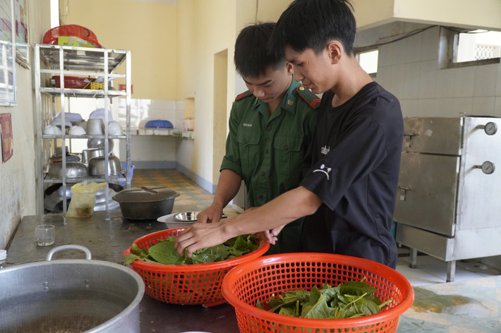 Nghị lực vượt khó của cậu học trò là “con nuôi Đồn Biên phòng” đỗ Học viện Biên phòng ảnh 3 “Con nuôi Biên phòng” đỗ Học viện Biên phòng -0