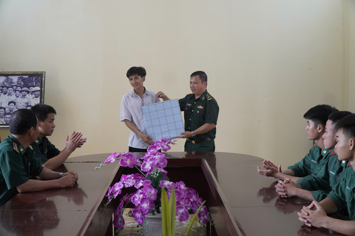 Đồn Biên phòng Roòn tặng quà cho Anh Vũ khi đậu Học viện Biên phòng “Con nuôi Biên phòng” đỗ Học viện Biên phòng -0