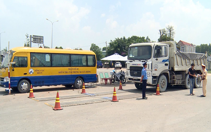 Lực lượng chức năng tỉnh Đồng Nai cân kiểm tra xe chở quá tải trọng trên quốc lộ 1A, đoạn qua TP Biên Hòa Lực lượng chức năng tỉnh Đồng Nai cân kiểm tra xe chở quá tải trọng trên quốc lộ 1A, đoạn qua TP Biên Hòa