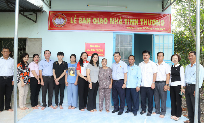 Chủ nhiệm Ủy ban Đối ngoại Vũ Hải Hà cùng Đoàn đại biểu Quốc hội tỉnh Đồng Nai đơn vị số 4, lãnh đạo TP. Long Khánh trao nhà tình thương cho hộ gia đình bà Nguyễn Thị Nguyên. Ảnh: Văn Dũng Chủ nhiệm Ủy ban Đối ngoại Vũ Hải Hà trao nhà tình thương cho các hộ có hoàn cảnh khó khăn tại Đồng Nai