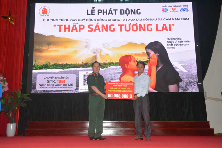 Một trong nhiều phần quà dành tặng cho các nạn nhân chất độc màu da cam tại buổi phát động. Ảnh: Tùng Dương Quét mã QR ủng hộ nạn nhân chất độc màu da cam -0