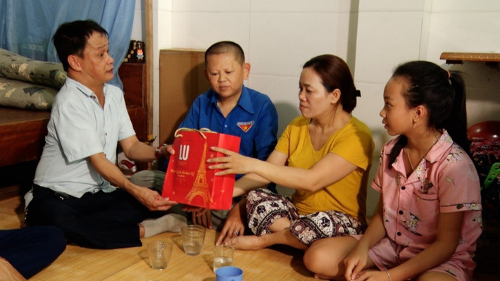 Hình ảnh anh Lê Quang Toán (góc trái) hỗ trợ bà con có hoàn cảnh khó khăn tại Quảng Bình “Hiệp sĩ tình nguyện” và câu chuyện vượt lên nghịch cảnh lan tỏa cảm hứng -0