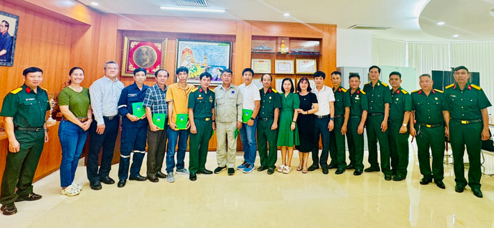 Đoàn công tác của PVFCCo trao quà tặng các gia đình liệt sỹ, thương bệnh binh và gia đình chính sách có hoàn cảnh khó khăn tại Bà Rịa Vũng Tàu. Ảnh: PVFCCo Nhiều hoạt động thiết thực, ý nghĩa kỷ niệm ngày Thương binh liệt sỹ -0
