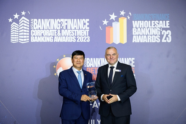 Tổng biên tập ABF Tim Charlton trao giải cho đại diện HDBank, Phó Tổng giám đốc Trần Hoài Nam Tạp chí hàng đầu Châu Á vinh danh HDBank phát triển bền vững -0