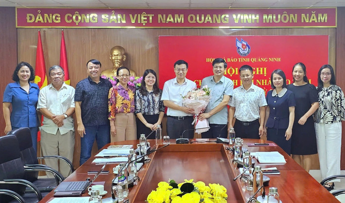 Lãnh đạo Sở Nội vụ Quảng Ninh và các Ủy viên Ban Chấp hành Hội Nhà báo tỉnh chúc mừng tân Chủ tịch Hội Nhà báo tỉnh Nguyễn Thế Lãm Nhà báo Nguyễn Thế Lãm được bầu làm Chủ tịch Hội Nhà báo tỉnh Quảng Ninh -0