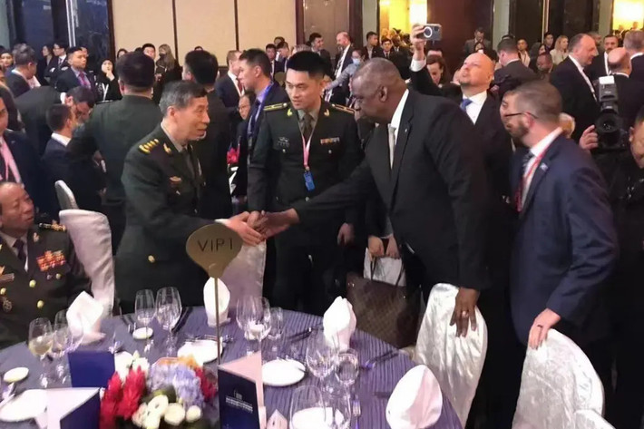 Bộ trưởng Quốc phòng Trung Quốc Lý Thượng Phúc và Bộ trưởng Quốc phòng Hoa Kỳ Lloyd Austin bắt tay trong một sự kiện bên lề Đối thoại Shangri-La. Nguồn: New York Post Bộ trưởng Quốc phòng Trung Quốc Lý Thượng Phúc và Bộ trưởng Quốc phòng Hoa Kỳ Lloyd Austin bắt tay trong một sự kiện bên lề Đối thoại Shangri-La. Nguồn: New York Post