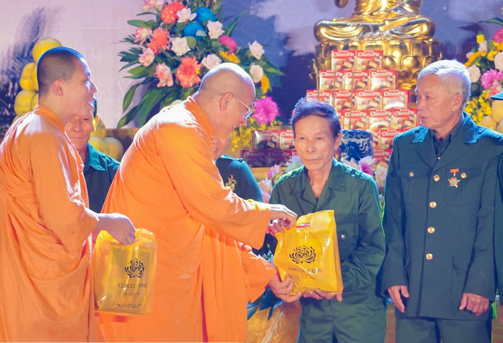 Thầy Trụ trì chùa Ba Vàng trao quà tặng các Cựu chiến binh tham dự đại lễ cầu siêu... Những dư âm còn mãi sau Đại lễ cầu siêu, thả hoa đăng tri ân bên bờ Thạch Hãn -0