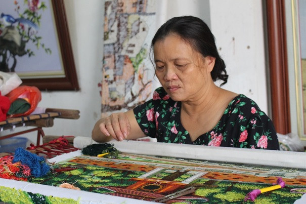Nghệ nhân tranh thêu Hoàng Thị Khương. Nghệ nhân thêu Hoàng Thị Khương – Những kiệt tác tạo nên từ nghị lực phi thường -0
