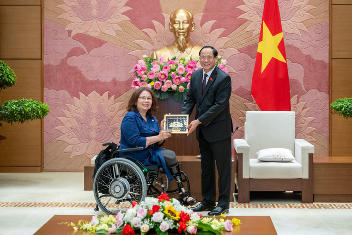 Phó Chủ tịch Quốc hội, Thượng tướng Trần Quang Phương trao quà lưu niệm tặng Thượng nghị sĩ Hoa Kỳ Tammy Duckworth Phó Chủ tịch Quốc hội Trần Quang Phương trao quà lưu niệm tặng Thượng nghị sĩ Hoa Kỳ Tammy Duckworth