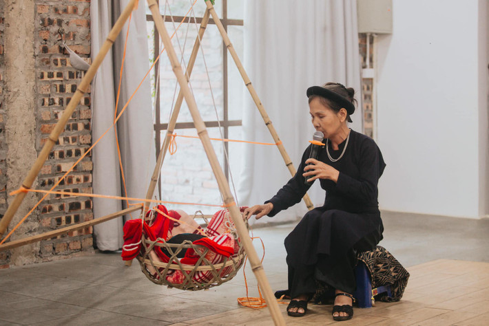 Bà Nguyễn Thị Điềm trình diễn bài hát ru của dân tộc Tày. Ảnh: Xuân Phương Bà Nguyễn Thị Điềm trình diễn giới thiệu bài hát ru của dân tộc Tày - Ảnh: Xuân Phương