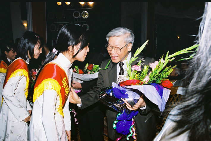 Tổng Bí thư Nguyễn Phú Trọng có dịp lần đầu tiên về thăm Đại học Quốc gia Hà Nội khi ông đang làm Bí thư Thành ủy Hà Nội trong Lễ kỷ niệm 100 năm ngày thành lập Đại học Đông Dương tiền thân của ĐHQGHN (16/05/1906 - 16/05/2006) và đón nhận Huân chương Sao vàng. Hà Nội, ngày 15.05.2006 (Ảnh: Bùi Tuấn). Những tình cảm đặc biệt của Tổng Bí thư Nguyễn Phú Trọng dành cho Đại học Quốc gia Hà Nội -0