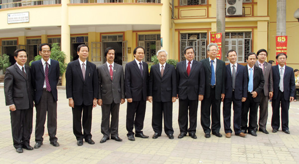 Chủ tịch Quốc hội Nguyễn Phú Trọng với cán bộ, sinh viên Trường ĐH Khoa học Xã hội và Nhân văn, ĐHQGHN. Hà Nội, ngày 16.11.2010 (Ảnh: Bùi Tuấn). Những tình cảm đặc biệt của Tổng Bí thư Nguyễn Phú Trọng dành cho Đại học Quốc gia Hà Nội -0