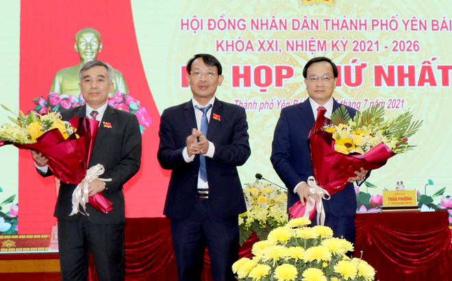Bí thư Thành ủy Yên Bái Đỗ Đức Minh (ngoài cùng bên phải) được bầu giữ chức Chủ tịch HĐND thành phố Yên Bái Khóa XXI, nhiệm kỳ 2021 - 2026 Bí thư Thành ủy Yên Bái Đỗ Đức Minh (ngoài cùng bên phải) được bầu giữ chức Chủ tịch HĐND thành phố Yên Bái Khóa XXI, nhiệm kỳ 2021 - 2026