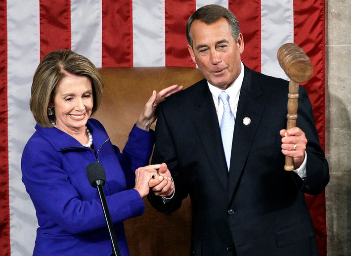 Cựu Chủ tịch Hạ viện Mỹ Nancy Pelosi trao chiếc búa chủ tọa cho người kế nhiệm, ông John Beohner. Ảnh: NBC News 6- Cựu Chủ tịch Hạ viện Mỹ Nancy Pelosi trao chiếc búa chủ tọa cho người kế nhiệm, ông John Beohner. Ảnh NBC News
