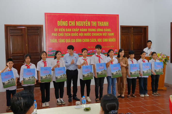 Phó Chủ tịch Quốc hội Nguyễn Thị Thanh dự Lễ khánh thành công trình tu bổ, tôn tạo Di tích lịch sử Quốc gia Trường dạy làm báo Huỳnh Thúc Kháng ảnh 5 Đoàn công tác tặng quà cho các học sinh có hoàn cảnh khó khăn