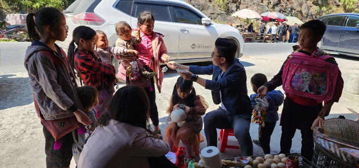 Một du khách đang cho tiền những đứa trẻ Khó trong xử lý nạn đeo bám, ăn xin khách du lịch tại Sa Pa -0