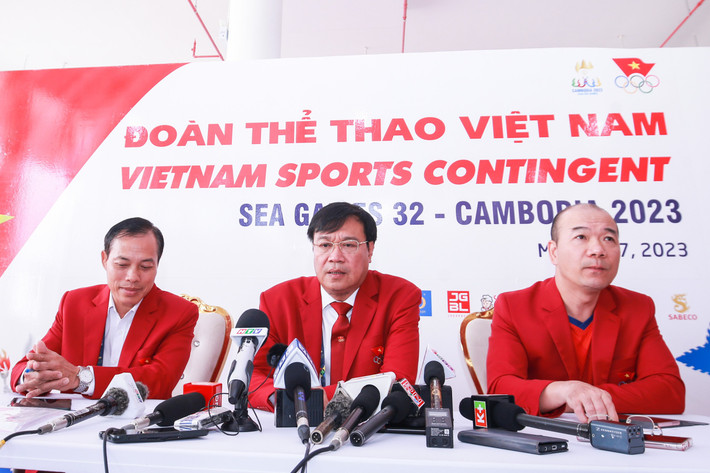 Lãnh đạo Đoàn thể thao Việt Nam thông tin về tình hình thi đấu của đoàn. Ảnh: Tam Ninh SEA Games 32: Việt Nam có thể giành thêm 30 - 40 HCV -0