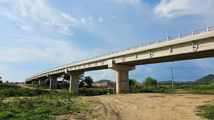 Cầu vượt sông Krông Bông có chiều dài khoảng 200m, tổng mức đầu tư hơn 36 tỷ đồng Cầu 36 tỷ đồng xây xong chưa thể thông xe vì vướng trạm quản lý bảo vệ rừng -0