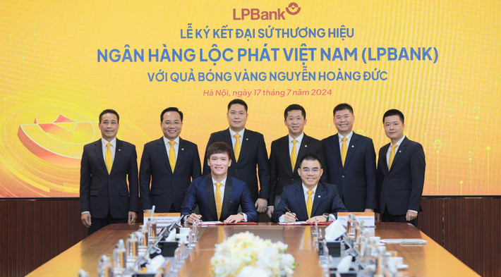 Quả bóng vàng Hoàng Đức (trái), ông Hồ Nam Tiến, Tổng Giám đốc LPBank (phải) ký thỏa thuận Đại sứ thương hiệu dưới sự chứng kiến của Ban lãnh đạo LPBank. Ảnh: LPBank Quả bóng vàng Hoàng Đức được lựa chọn làm Đại sứ thương hiệu Ngân hàng Lộc Phát Việt Nam (LPBank) -0