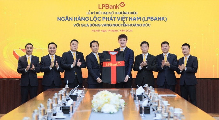 Ông Lê Minh Tâm, Phó Chủ tịch thường trực HĐQT LPBank (trái) trao trang phục 1 cho Quả bóng vàng Hoàng Đức, Đại sứ thương hiệu LPBank. Ảnh: LPBank Quả bóng vàng Hoàng Đức được lựa chọn làm Đại sứ thương hiệu Ngân hàng Lộc Phát Việt Nam (LPBank) -0