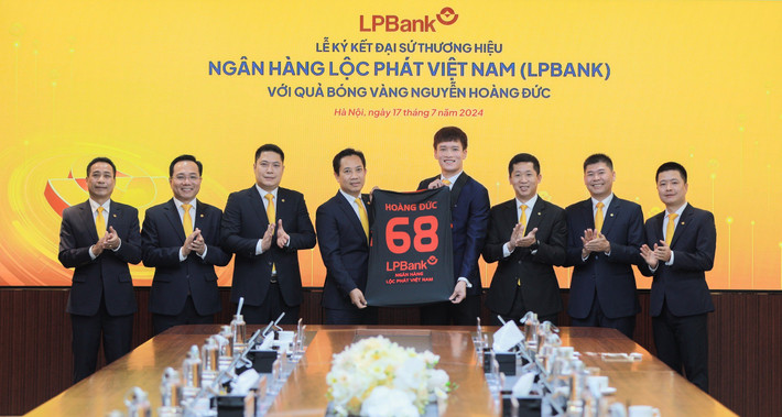 Ông Lê Minh Tâm, Phó Chủ tịch thường trực HĐQT LPBank (trái) trao trang phục 1 cho Quả bóng vàng Hoàng Đức, Đại sứ thương hiệu LPBank (phải). Ảnh: LPBank Quả bóng vàng Hoàng Đức được lựa chọn làm Đại sứ thương hiệu Ngân hàng Lộc Phát Việt Nam (LPBank) -0