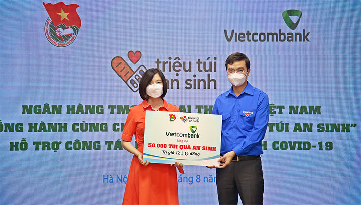 Bí thư thường trực Trung ương Đoàn, Chủ tịch Hội Sinh viên Việt Nam Bùi Quang Huy tiếp nhận túi quà từ các đơn vị, tổ chức Bí thư thường trực Trung ương Đoàn, Chủ tịch Hội Sinh viên Việt Nam Bùi Quang Huy tiếp nhận biểu trưng từ các nhà tài trợ