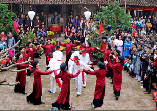 Hát xoan - Âm vang cội nguồn ảnh 1 Hát Xoan gắn với tín ngưỡng thờ cúng Hùng Vương. Ảnh: Thế giới Di sản