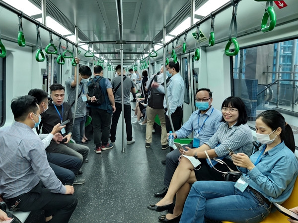 Tuyến đường sắt Cát Linh - Hà Đông bình quân mỗi ngày thu hút gần 15.000 lượt khách Tuyến đường sắt Cát Linh - Hà Đông bình quân mỗi ngày thu hút gần 15.000 lượt khách