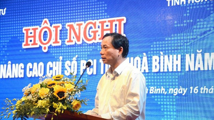 Chủ tịch UBND tỉnh Bùi Văn Khánh phát biểu tại hội nghị. Ảnh: H. Dương Hòa Bình quyết liệt cải thiện chỉ số năng lực cạnh tranh -0