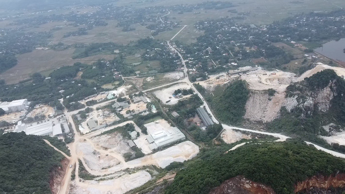 Nhiều khu công nghiệp khai khoáng nằm sát cạnh khu dân cư. Khai thác “vàng trắng” ở thủ phủ Nghệ An: “Tội nợ” người dân chịu -0