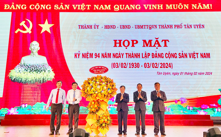 Lãnh đạo Tỉnh uỷ, UBND tỉnh Bình Dương tặng hoa cho Thành uỷ, HĐND, UBND, UBMTTQVN TP Tân Uyên. Ảnh: Văn Dũng TP Tân Uyên họp mặt Kỷ niệm 94 năm ngày thành lập Đảng Cộng sản Việt Nam và trao tặng Huy hiệu Đảng