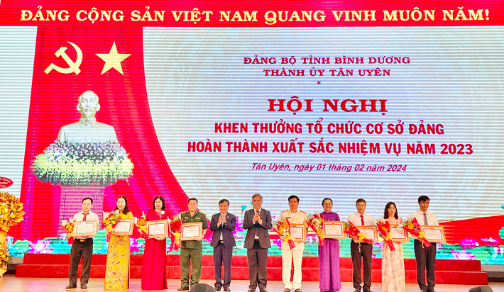 Lãnh đạo Thành uỷ, UBND TP Tân Uyên tặng bằng khen cho các tổ chức Đảng. Ảnh: Văn Dũng TP Tân Uyên họp mặt Kỷ niệm 94 năm ngày thành lập Đảng Cộng sản Việt Nam và trao tặng Huy hiệu Đảng