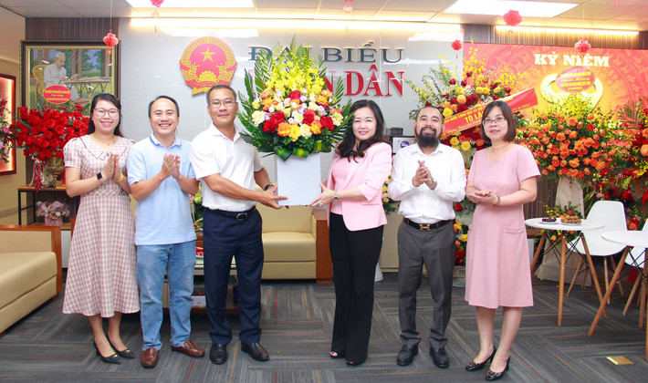 Tổng Biên tập Báo Đại biểu Nhân dân Phạm Thị Thanh Huyền và lãnh đạo, cán bộ, phóng viên, biên tập viên và người lao động Báo Đại biểu Nhân dân đón nhận lẵng hoa của Phó Tổng Giám đốc Tổng Công ty Điện lực TP. Hồ Chí Minh Bùi Trung Kiên chúc mừng Báo nhân ngày Báo chí Cách mạng Việt Nam 21.6. Ảnh: Khánh Duy Đại diện Ủy ban Kinh tế và các cơ quan, địa phương thăm và chúc mừng Báo Đại biểu Nhân dân -0
