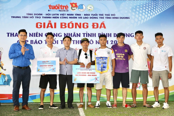 Đội bóng đá Cao su Phước Hòa đoạt Cúp Báo Tuổi trẻ Thủ đô năm 2024 ảnh 4 Đội bóng đá Cao su Phước Hòa đoạt Cúp Báo Tuổi trẻ Thủ đô năm 2024 -0