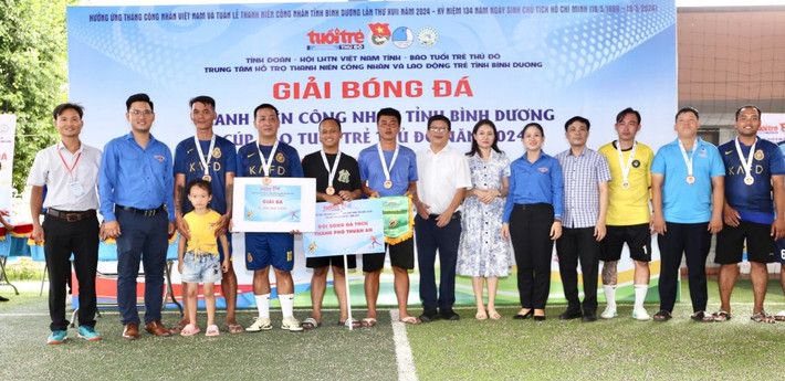 Đội bóng đá Cao su Phước Hòa đoạt Cúp Báo Tuổi trẻ Thủ đô năm 2024 ảnh 3 Đội bóng đá Cao su Phước Hòa đoạt Cúp Báo Tuổi trẻ Thủ đô năm 2024 -0