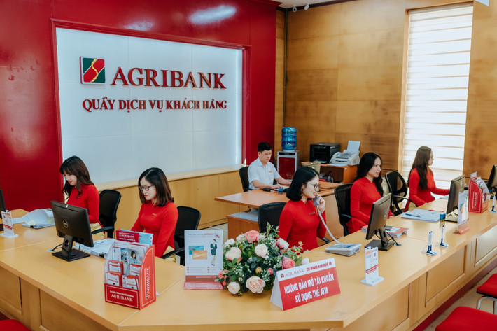 Hình ảnh cán bộ, đảng viên Agribank chuyên nghiệp, thân thiện trong thực thi nhiệm vụ Đảng bộ Agribank tiếp tục đẩy mạnh việc học tập và làm theo tư tưởng, đạo đức, phong cách Hồ Chí Minh, đáp ứng yêu cầu nhiệm vụ trước tình hình mới