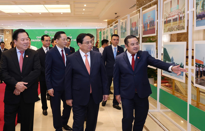 Thủ tướng Phạm Minh Chính tham quan khu Trưng bày hình ảnh 55 năm xây dựng và phát triển ngành Hóa chất Việt Nam. Ảnh: An Nhiên Hoàn thành sứ mệnh vai trò trụ cột dẫn dắt ngành công nghiệp hóa chất của đất nước -0