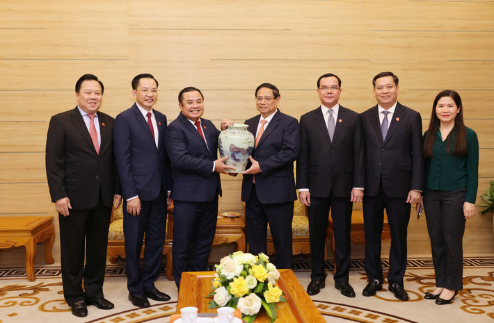 Thủ tướng Chính phủ Phạm Minh Chính tặng quà lưu niệm cho lãnh đạo Tập đoàn Hóa chất Việt Nam. Ảnh: An Nhiên Hoàn thành sứ mệnh vai trò trụ cột dẫn dắt ngành công nghiệp hóa chất của đất nước -0