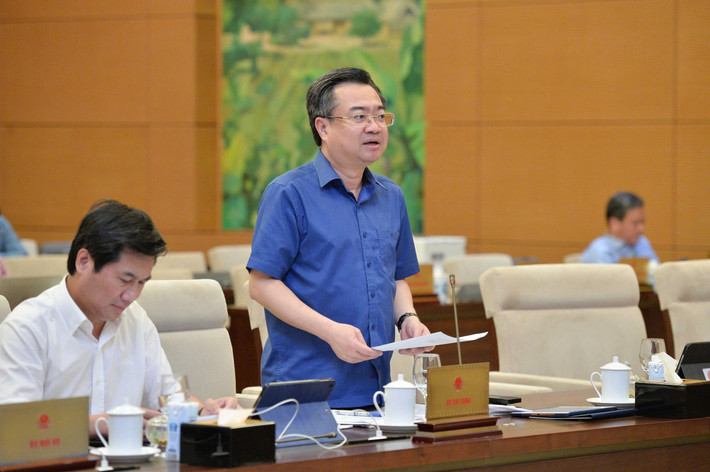 Bộ trưởng Bộ Xây dựng Nguyễn Thanh Nghị trình bày Tờ trình. Ảnh: Hồ Long Hoàn chỉnh hồ sơ, bảo đảm đầy đủ các điều kiện, thủ tục theo đúng quy định pháp luật -0